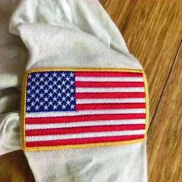 🔥 PROJECT ROCK UNDER ARMOUR USA FLAG PATCH VETERANS DAY LONG SLEEVE SHIRT sz L - Picture 7 of 8